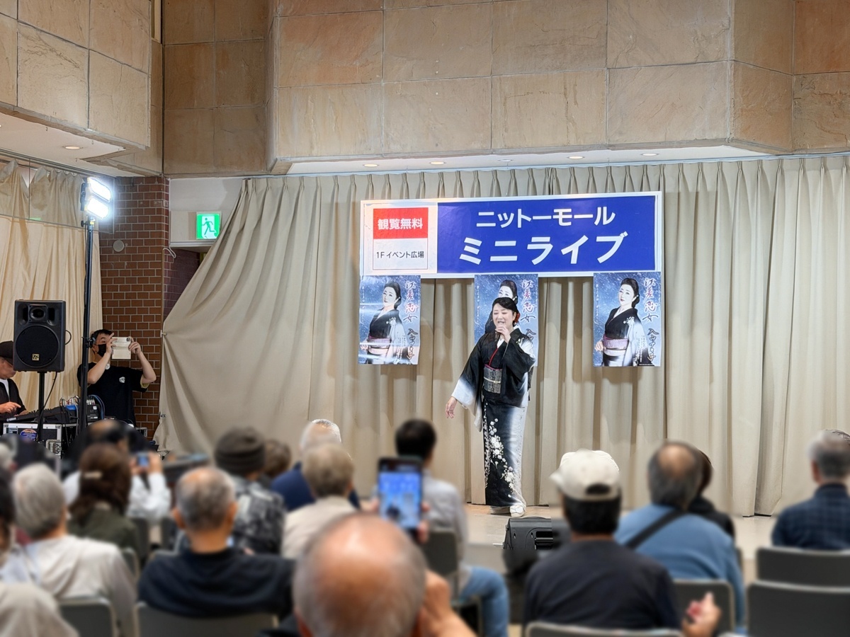入山アキ子 ニットーモール熊谷 TTCキャンペーンライブ 写真1